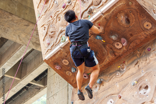 Artificial rock climbing, a sport that challenges the limits.