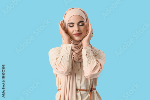 Beautiful Muslim woman in b...
