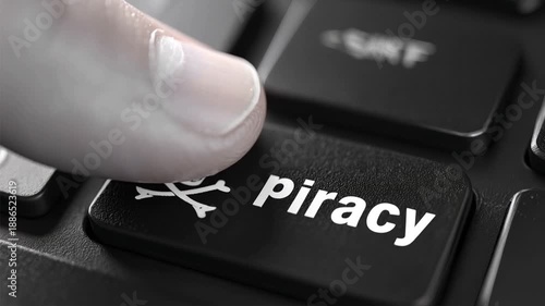 Tecla de teclado con símbolo de piratería siendo presionada en primer plano