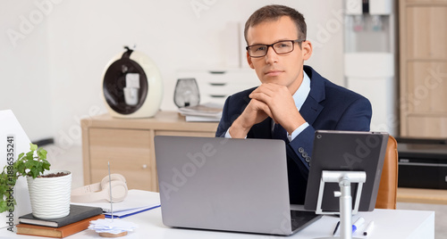 Handsome businessman sittin...