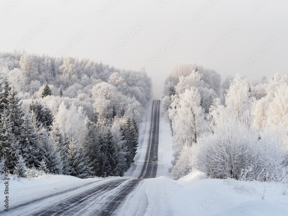 Obraz premium Car driving on snowy road