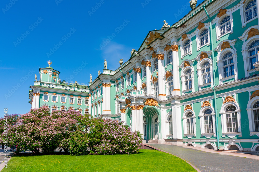 Fototapeta premium Winter Palace (State Hermitage museum) in spring, Saint Petersburg, Russia