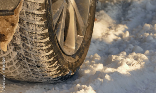Canvas-taulu Snow and slush on a car wheel and mudguard after a snowy drive on country roads