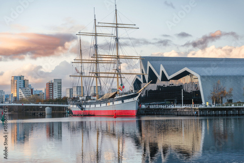 Quadro em tela The Tall Ship Glenlee and Riverside Museum on the River Clyde, Glasgow