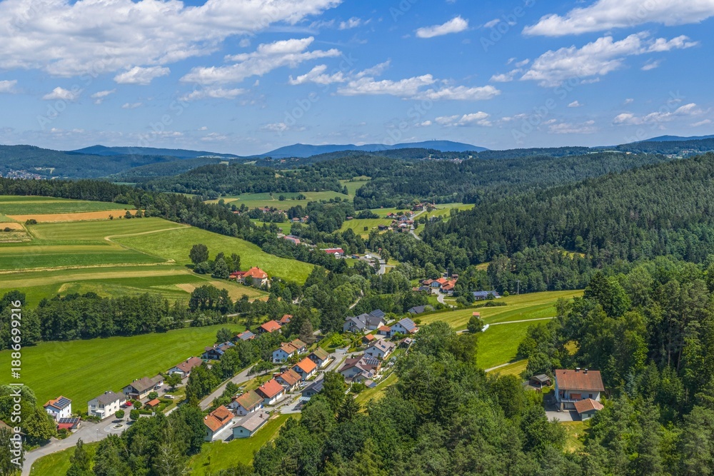 Obraz premium Idyllische Mittelgebirgslandschaft im Bayerischen Wald rund um Altrandsberg bei Miltach im Kreis Cham