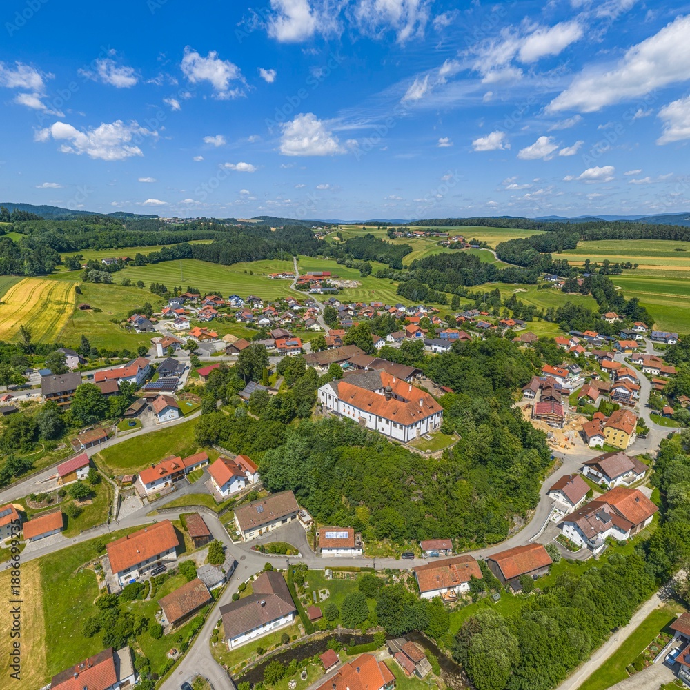Obraz premium Idyllische Mittelgebirgslandschaft im Bayerischen Wald rund um Altrandsberg bei Miltach im Kreis Cham