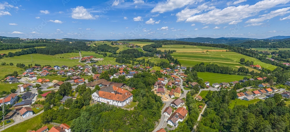 Obraz premium Idyllische Mittelgebirgslandschaft im Bayerischen Wald rund um Altrandsberg bei Miltach im Kreis Cham
