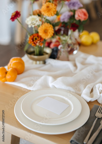 Foto Elegant wedding place setting with white plates, linen tablecloth and personalized name card