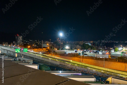 Wallpaper Mural 名神高速道路の下り路線の夜の大津サービスエリアから見える上り路線のサービスエリアと大津市内の夜景 Torontodigital.ca