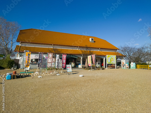 滋賀県の道の駅の竜王アグリパークの公園内の風景と建物