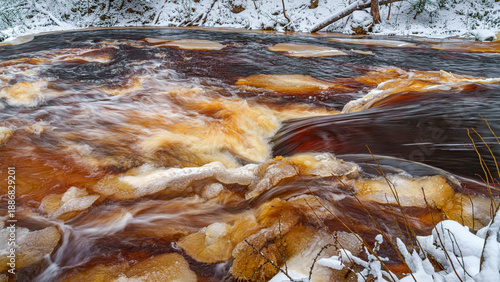 Foto Close-up view of the turbulent stream and rapids of the Roshchinka River with br