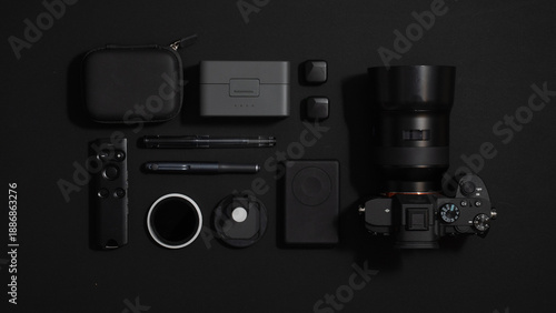Εκτύπωση καμβά Flat Lay of Black Camera Gear and Tech Gadgets on Black Background （黒背景に配置された黒いカ