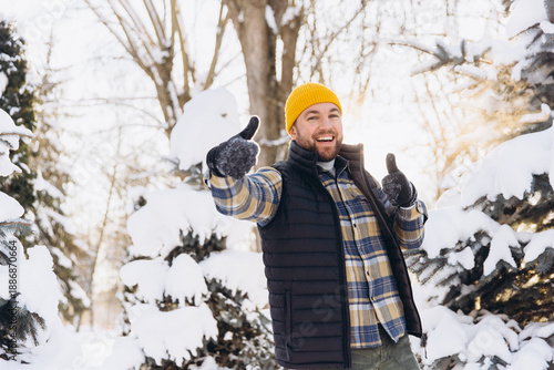 Εκτύπωση καμβά Man feeling happy and successfully completing an outdoor winter activity, standi