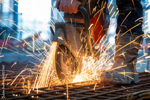 фотографія disqueuse acier, étincelles sur un chantier