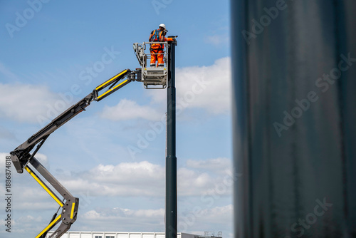 Quadro em tela ouvrier sur une nacelle sur un chantier de construction