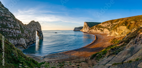 Fotografía Durdle Door sea arch at sunset Dorset England