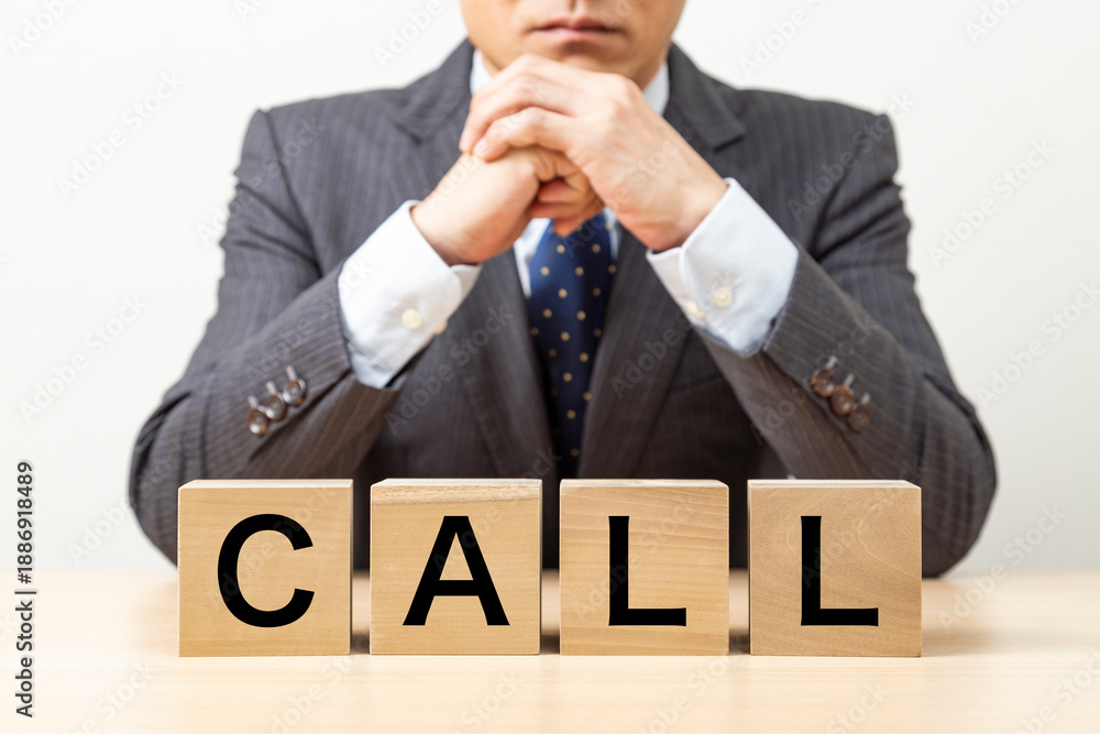 Obraz premium 「CALL」と書かれたブロックとビジネスマン