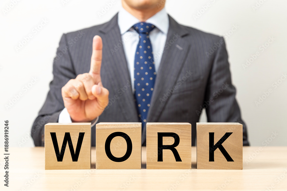 Obraz premium 「WORK」と書かれたブロックとビジネスマン