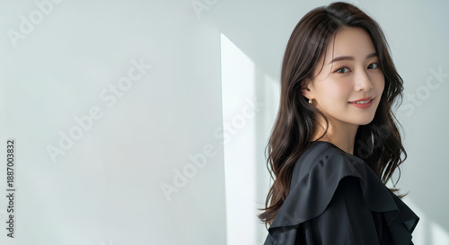 おしゃれなカットモデル女性の自然光ポートレート (Soft Radiance Portrait Series)