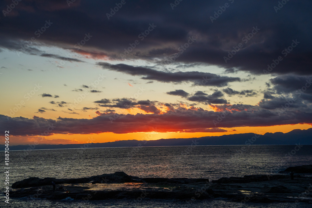 Obraz premium Dramatic Sunset Over the Ocean at Enoshima Island, Japan
