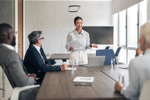 Cuadro en lienzo Businesswoman presenting ideas to diverse colleagues in meeting room
