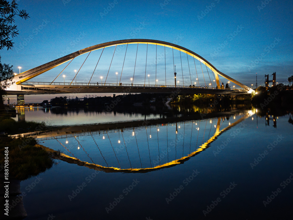 Obraz premium La Barqueta Bridge Reflection, Guadalquivir River, Seville, Spain