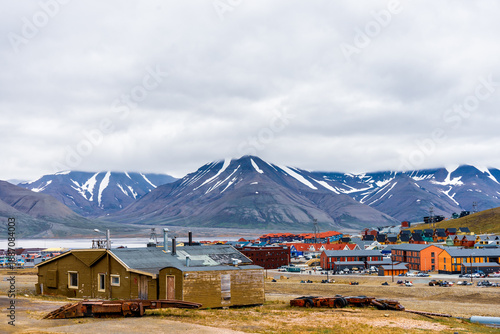 Sommer in Longyearbyen (Spitzbergen, Svalbard, Norwegen) - Relikte des Bergbaus vor karger Landschaft und bunten Häusern