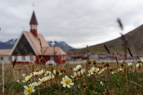 Sommer in Longyearbyen (Spitzbergen, Svalbard, Norwegen) - Relikte des Bergbaus vor karger Landschaft und bunten Häusern