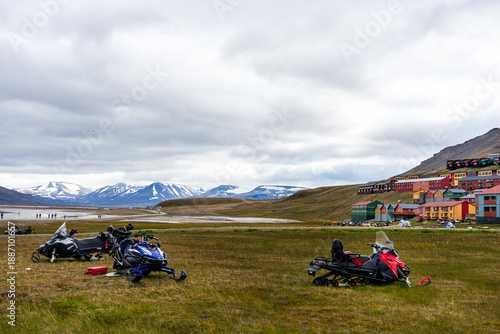 Sommer in Longyearbyen (Spitzbergen, Svalbard, Norwegen) - Sommerpause für die Schneescooter in der Arktis 