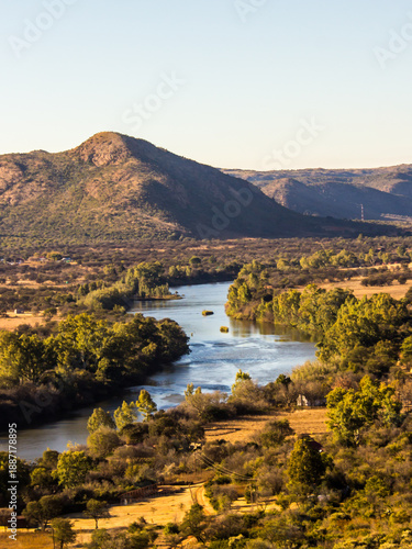 Billede på lærred View over the Vaal River where it flows through the undulating hills of the Vred