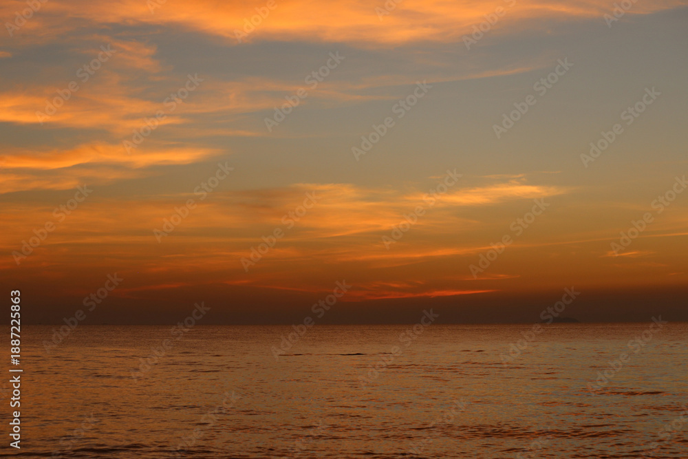 Obraz premium Sky and clouds after sunset and sea is calm in the evening.