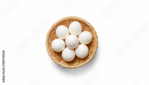 Wallpaper Mural 白背景で竹かごの白い卵をハイキーに整えた基準カット Torontodigital.ca