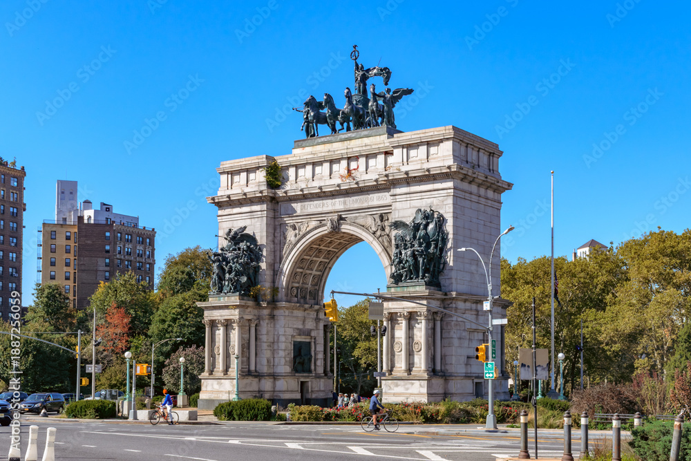 Obraz premium Soldiers and Sailors Memorial Arch at the Grand Army Plaza in Brooklyn