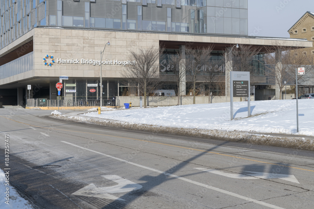 Naklejka premium Hennick Bridgepoint Hospital located at 1 Bridgepoint Dr, seen from Gerrard St E, Toronto