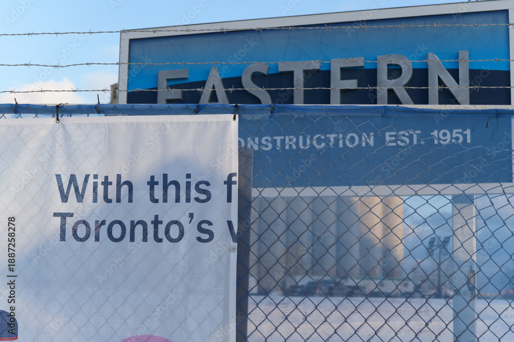 Obraz premium Eastern Construction sign in Toronto