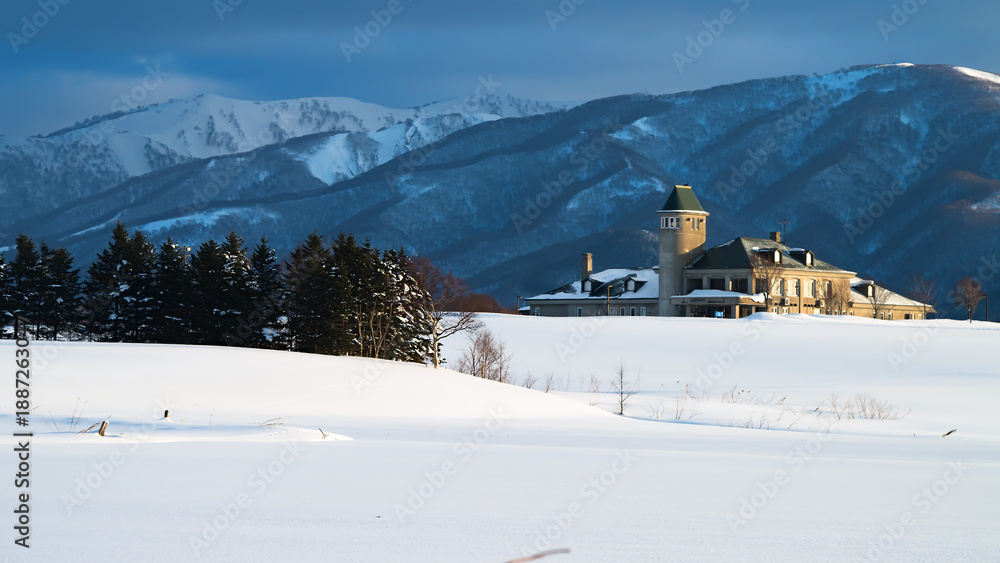 Fototapeta premium 雪の丘にある黒松内町の特産品製造観光施設冬景色