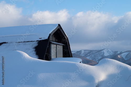 Wallpaper Mural 雪に埋もれたかまぼこ型倉庫 Torontodigital.ca