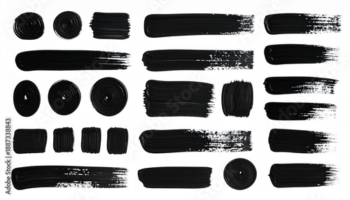 Schwarze Pinselstriche und Farbkleckse als abstrakte Design-Elemente auf weißem Hintergrund