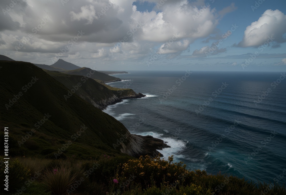 Fototapeta premium Rauhe Küstenlandschaft mit steilen Klippen, kraftvoller Brandung und weitem Blick über den offenen Ozean unter wolkigem Himmel, natürliche Freiheit, Reise- und Naturgefühl