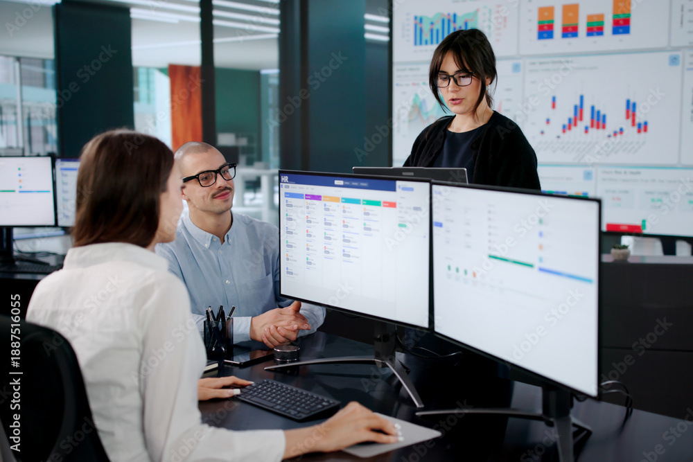 Obraz premium Business Professionals Managing Payroll And HR