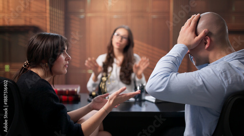 Schilderij op canvas The Divorce Lawyer Mediating A Family Dispute