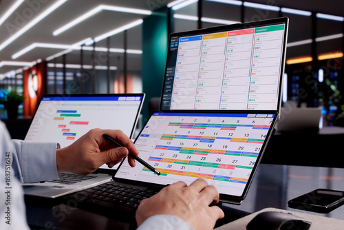 Fotografie Professional Hispanic Manager Utilizing Calendar Software