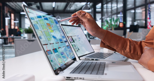 Schilderij op canvas African American Businesswoman Developing UI Design
