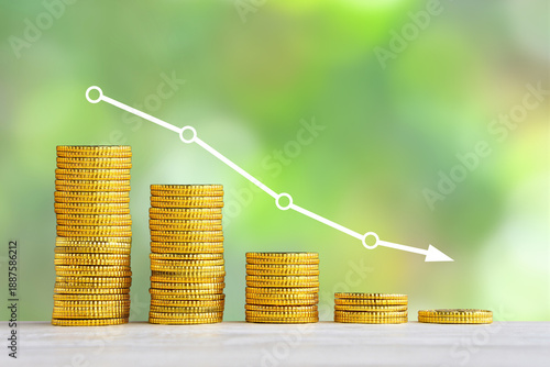 新緑のポジティブな背景に借金などのお金が減っていく状況をイメージした静止画像