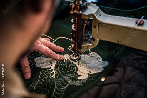 ハンドルミシンで作られるチェーンステッチ刺繍