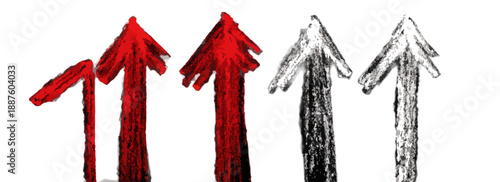 Quattro frecce disegnate a mano, rosse e grigie, che indicano crescita e progresso su sfondo trasparente.