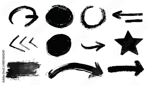 Set di frecce e forme disegnate a mano con pennello nero su sfondo trasparente, stile grunge.