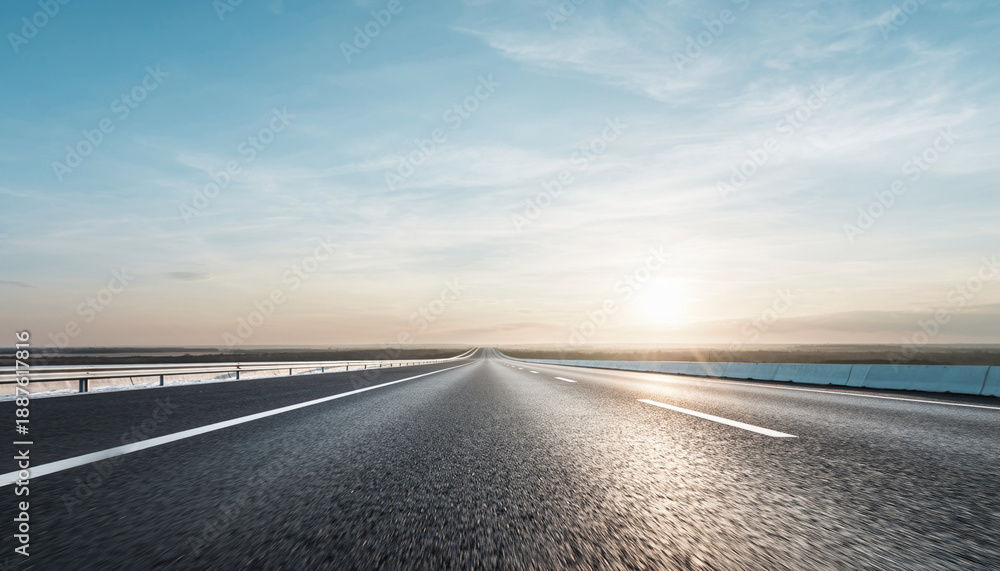 Fototapeta premium 地平線まで続くアスファルトの道路
