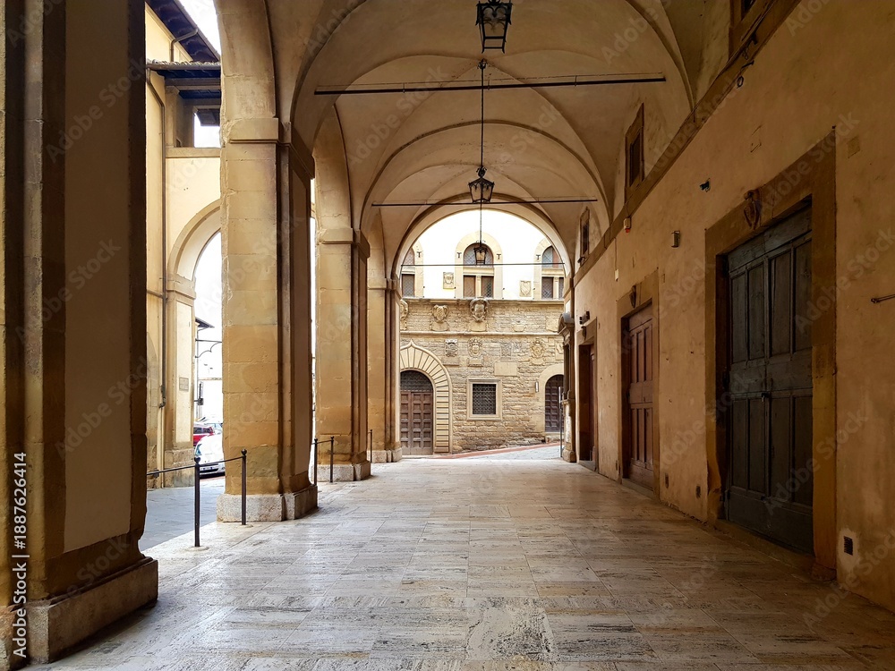 Obraz premium Narrow street in the old town of Bologna, Italy