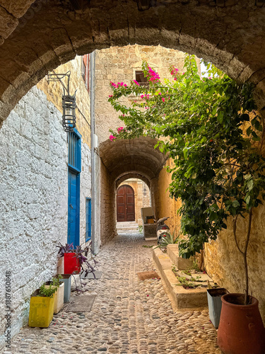 Fotografía narrow street in the old town of rhodes greece